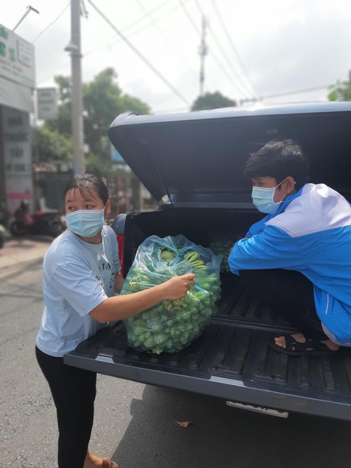 Tặng rau cho người dân ở P.Phước Long A và các UBND phường Phước Bình, Phước Long B (ngày 29/08/2021)